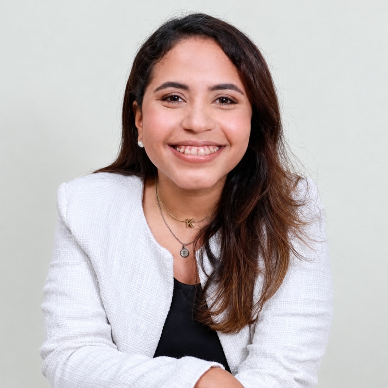 Karina Moreno, sonriendo, con blazer blanco